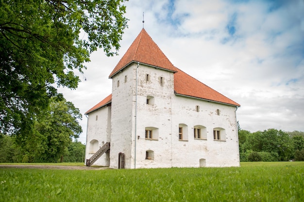 Purtse kasteel, sterke verdedigingsburchttoren uit de 17e eeuw. Estland.