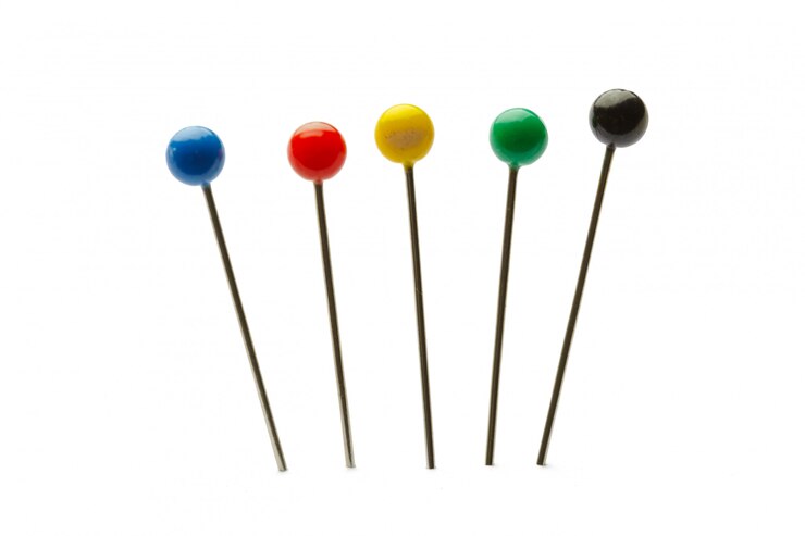 फोटो push pins isolated on white .