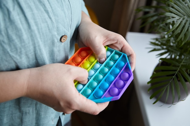 Foto push pop bubble zintuiglijke fidget speelgoed achthoekige vorm in handen