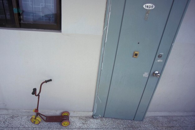 Foto spingere lo scooter davanti a una porta chiusa