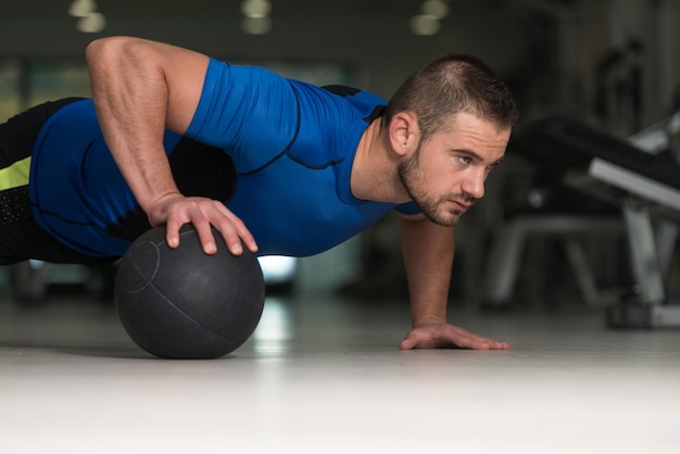 Push-ups met medicijnbal