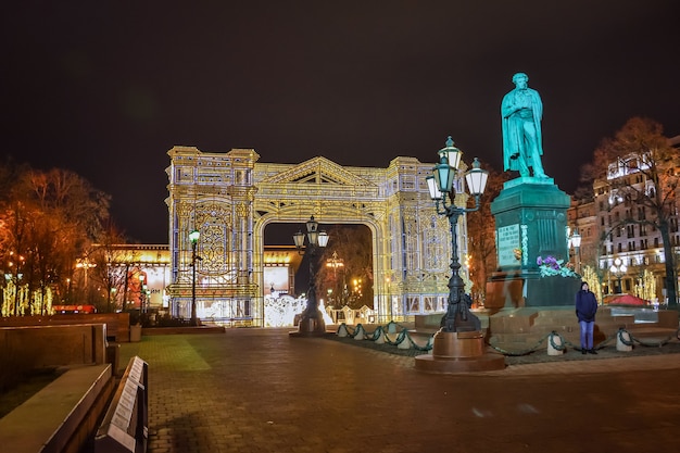 夜のプーシキン広場、プーシキンの記念碑