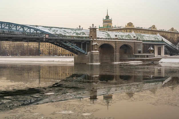 写真 ロシア、モスクワのゴーリキイ公園のプーシキンスキー橋