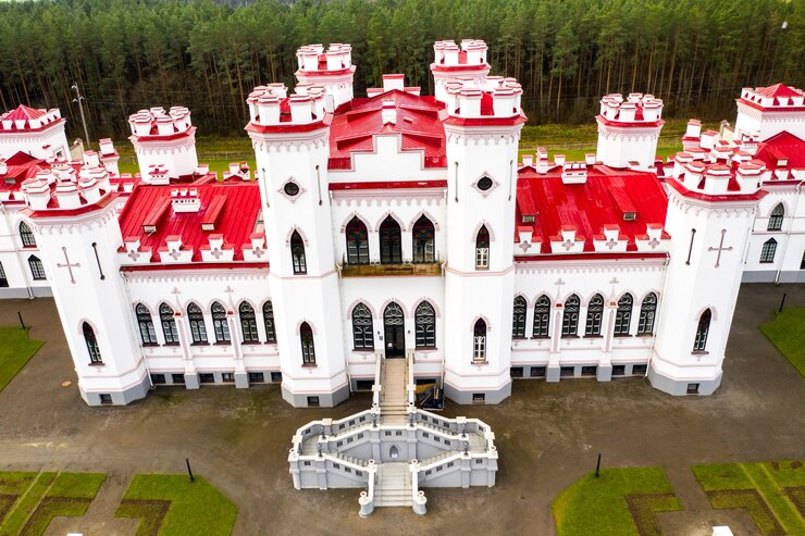 Photo puslovsky palace. autumn kossovsky castle in belarus