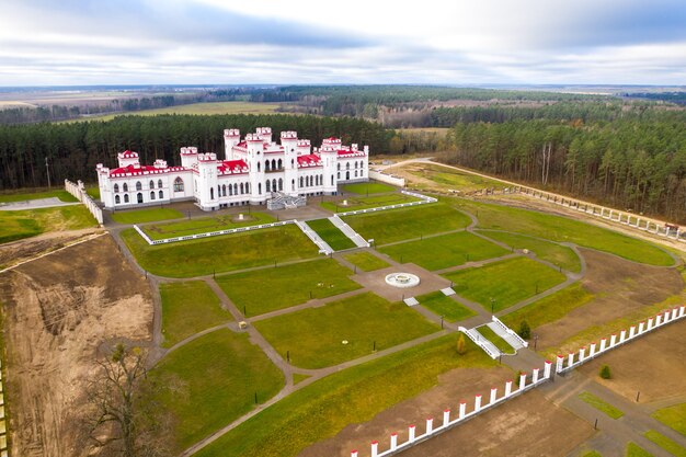 Пусловский дворец. Осенний Коссовский замок в Беларуси.