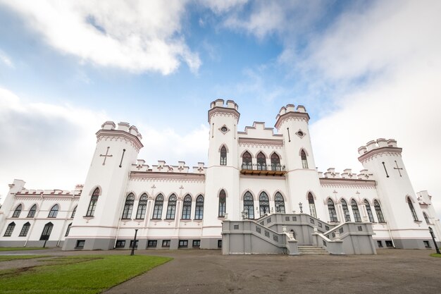 Puslovsky-paleis. Herfst Kossovsky Castle in Wit-Rusland.