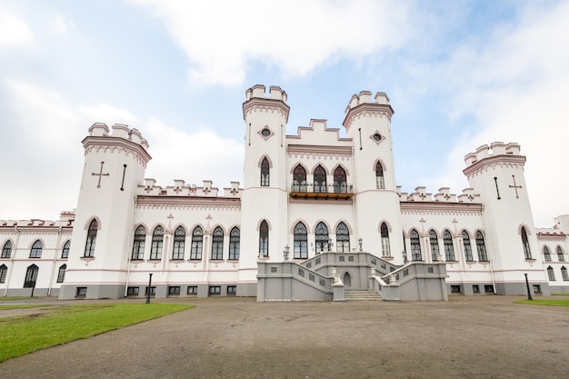 Puslovsky-paleis. Herfst Kossovsky Castle in Wit-Rusland.