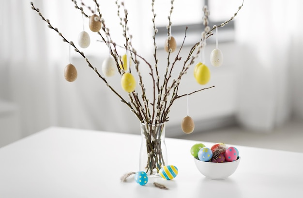 Photo pussy willow branches decorated by easter eggs