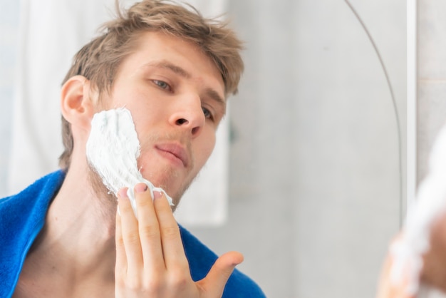 Metti la schiuma da barba nel bagno