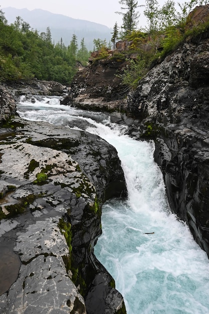 Putorana Plateau een waterval op de Grayling Stream