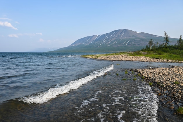 Cassa di montagna dell'altopiano di putorana sul lago glubokoe