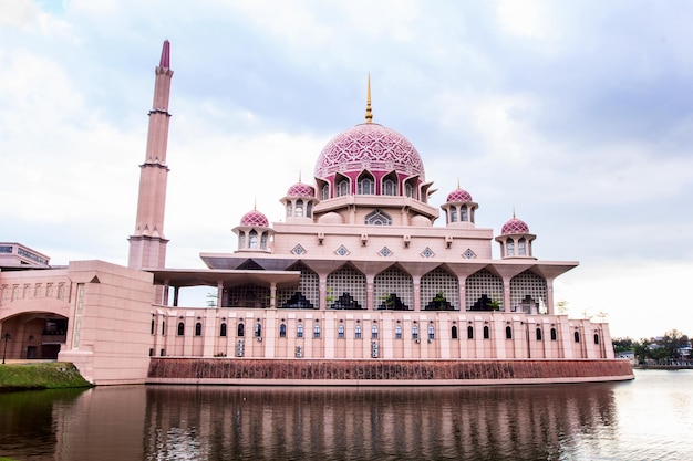 Foto putra-moskee in de stad putrajaya, het nieuwe federale territorium van maleisië