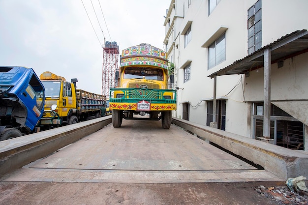 Puttype Weegbrug Een te wegen vrachtwagen wordt rechtstreeks naar het platform van een weegbrug bij Demra Dhaka, Bangladesh gereden