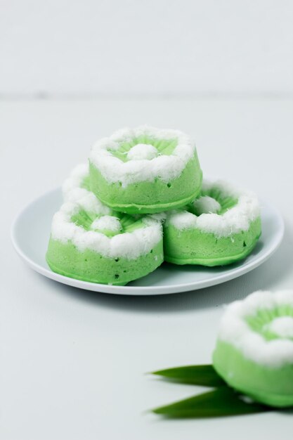 Putu Ayu traditionele Indonesische cake De cake is groen met de geur van pandan en geraspte kokostopping