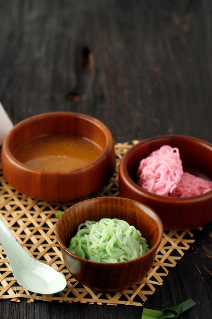 Putu Mayang Indonesisch traditioneel dessert in een houten schaal