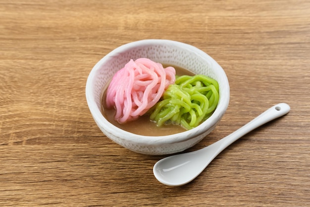 Putu Mayang is een traditionele Indonesische snack gemaakt van rijstmeel met kokosmelk en palmsuiker