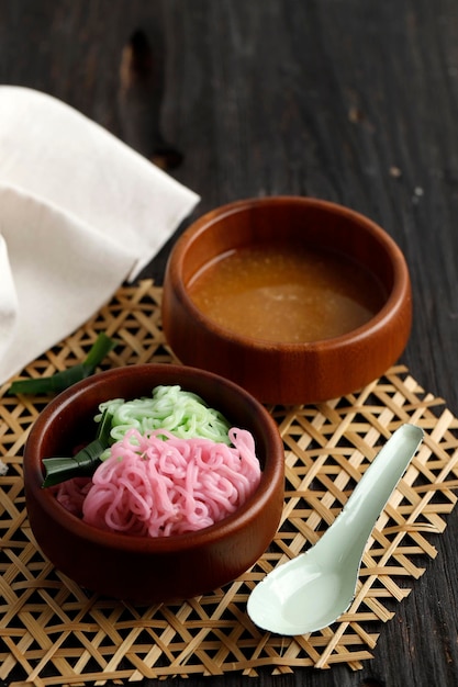 Putu Mayang is een traditionele Indonesische snack gemaakt van strengen rijstmeel, geserveerd met kokosmelk en palmsuikersaus