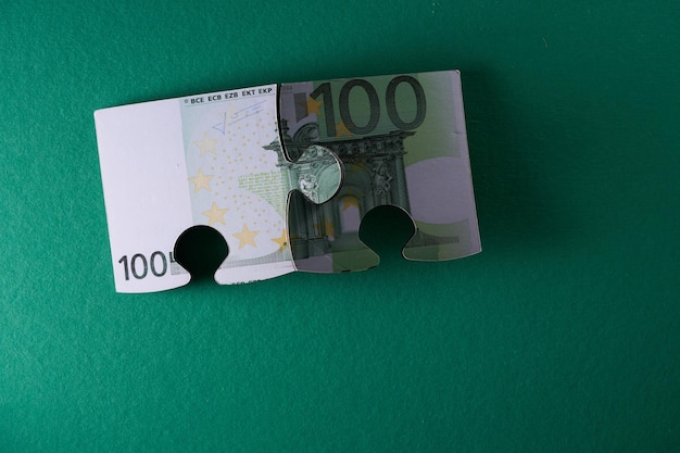 Puzzel van euro valuta tegen groene achtergrond