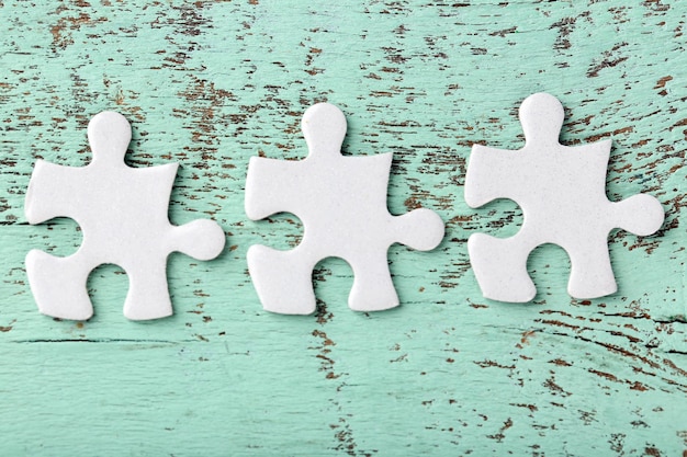 Puzzels op een houten tafel close-up