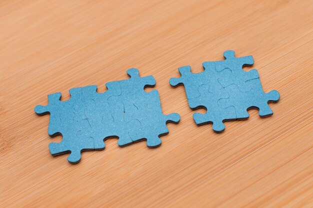 Puzzelstukjes op houten tafel