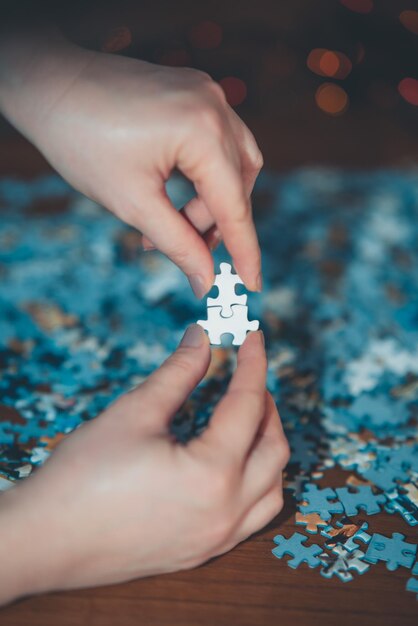 Foto puzzelstukken en de handen van een vrouw.