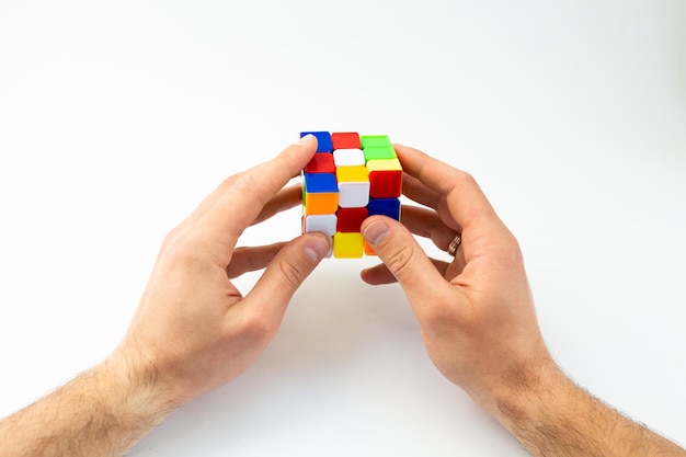 Cubo di puzzle su sfondo bianco