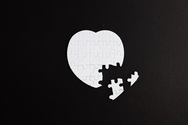 검은색 건강 관리 개념에 하나의 누락된 조각이 있는 퍼즐 심장