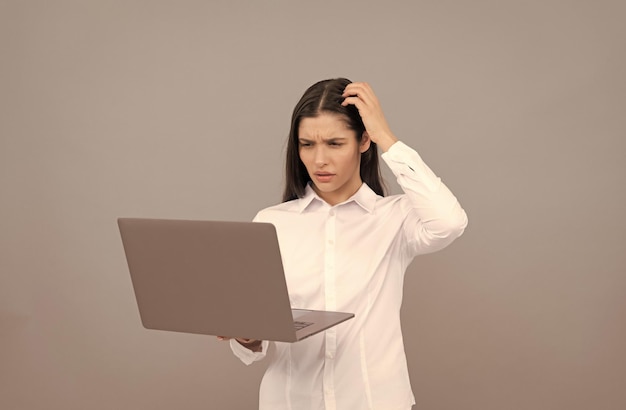 Озадаченная женщина, работающая в Интернете, современный программист с беспроводным ноутбуком, использует ПК-бизнесвумен с ноутбуком