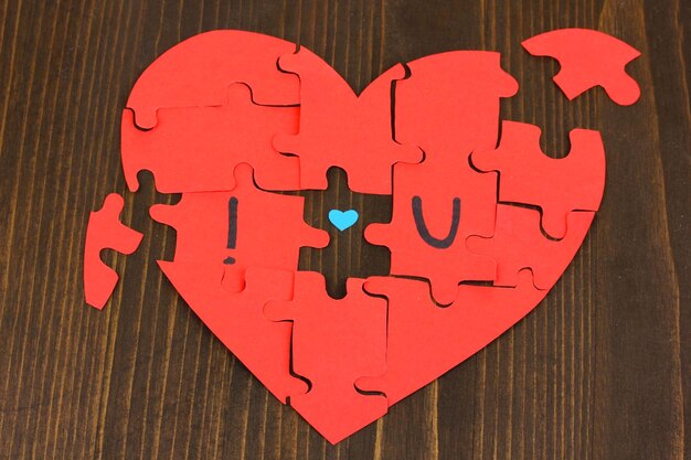 Foto puzzle a forma di cuore con le parole 