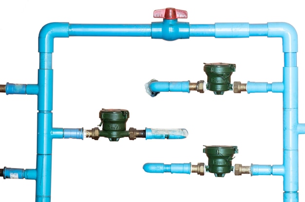 흰색 배경에 격리된 콘크리트 벽과 함께 수도계량기가 있는 Pvc 파이프 파란색