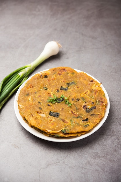 Pyaj Parantha 또는 양파 paratha는 인도 파키스탄 요리로 접시에 담겨 제공됩니다.