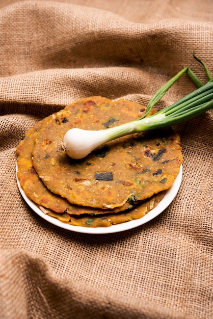 Pyaj Parantha 또는 양파 paratha는 인도 파키스탄 요리로 접시에 담겨 제공됩니다.