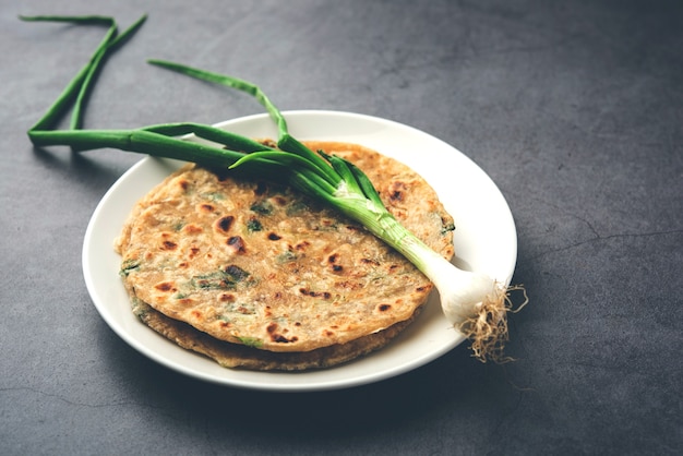 PyajParanthaまたはオニオンパラタはインドのパキスタン料理で、プレートで提供されます