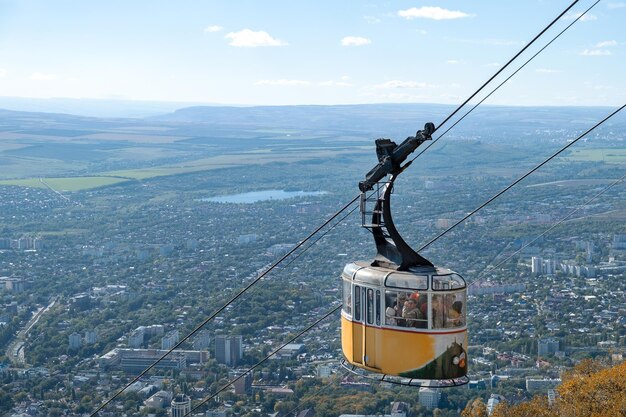 Photo pyatigorsk stavropol territory - october 12 2022 cable car with tourists on mount mashuk