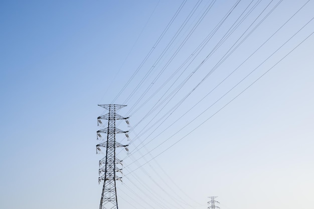 写真 青い空の上のピロンと高電圧電線