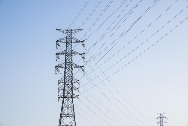 青い空の上のピロンと高電圧電線