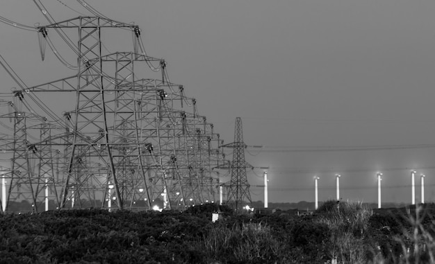 Foto piloni da dungeness b che portano al parco eolico