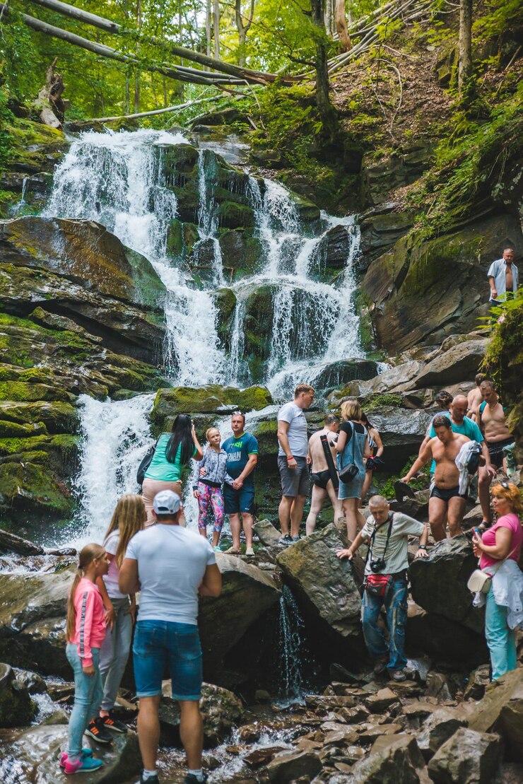 PYLYPETS UKRAINE 4 augustus 2018 toeristen nemen een foto bij de waterval