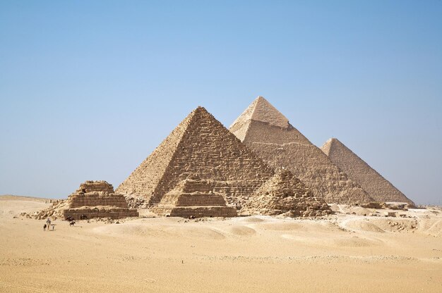 Foto piramide contro un cielo limpido