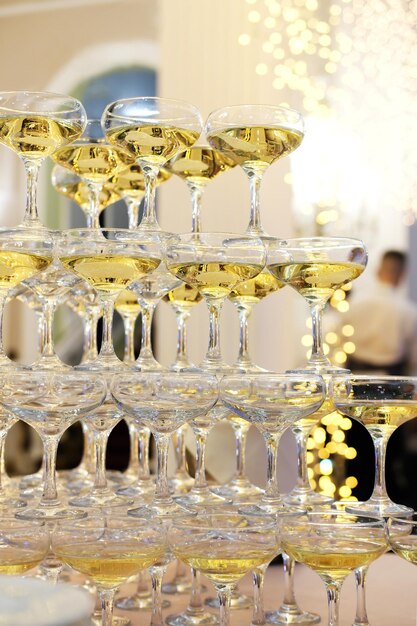 Foto piramide di bicchieri di champagne a una festa piramide di champagne