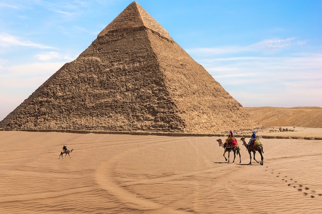 이집트 기자 사막에 있는 케프렌 피라미드와 베두인족.