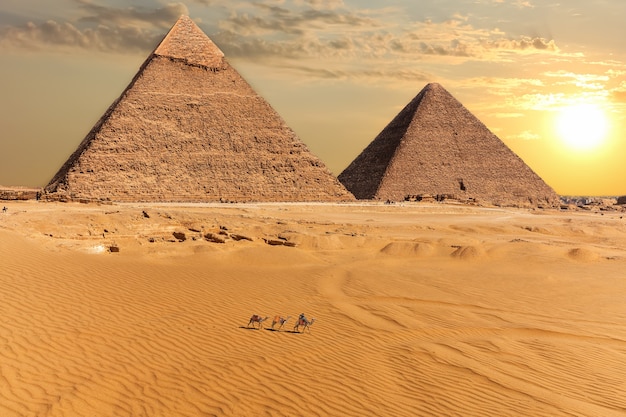 エジプト、ギザのケフレンのピラミッドとクフ王のピラミッド。