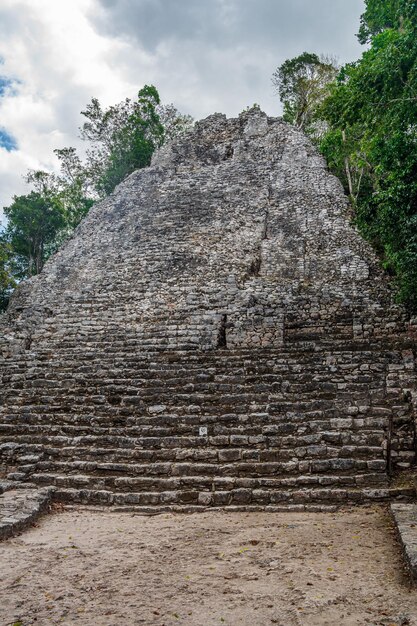 Foto piramide a coba