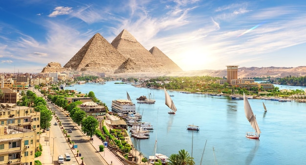 写真 ナイル川の空撮エジプトによるアスワン市のピラミッドコンプレックス
