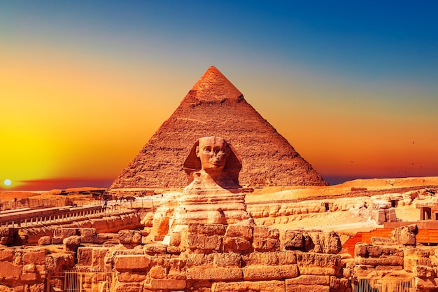 カフラー王のピラミッドと夜明けの大スフィンクス エジプトの大ピラミッド ギザ エジプト 2023 年 10 月 16 日