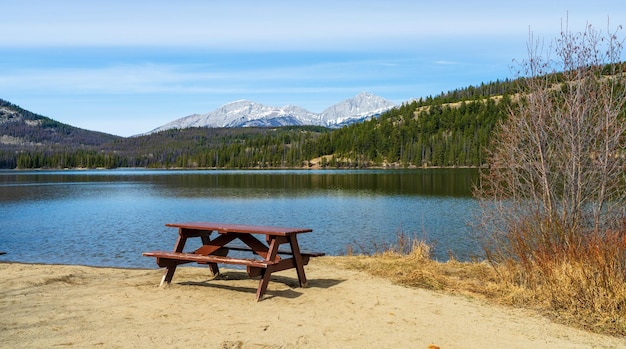 Pyramid Lake Beach Jasper National Park landschap Canadese Rockies natuur landschap achtergrond