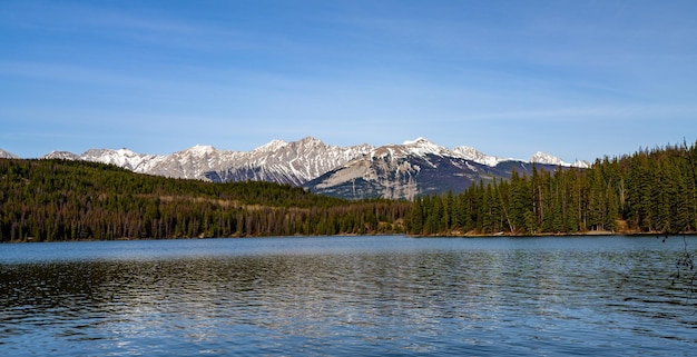 Pyramid Lake Jasper National Park bergketen landschap panoramisch uitzicht Canadese Rockies natuur