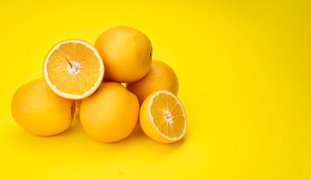 사진 노란색 배경으로 레몬의 피라미드