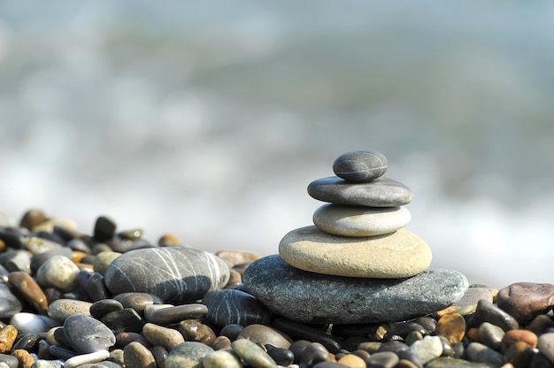 Una piramide di pietre marine