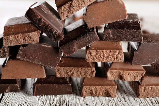 Photo pyramid of squared chocolate on wooden table